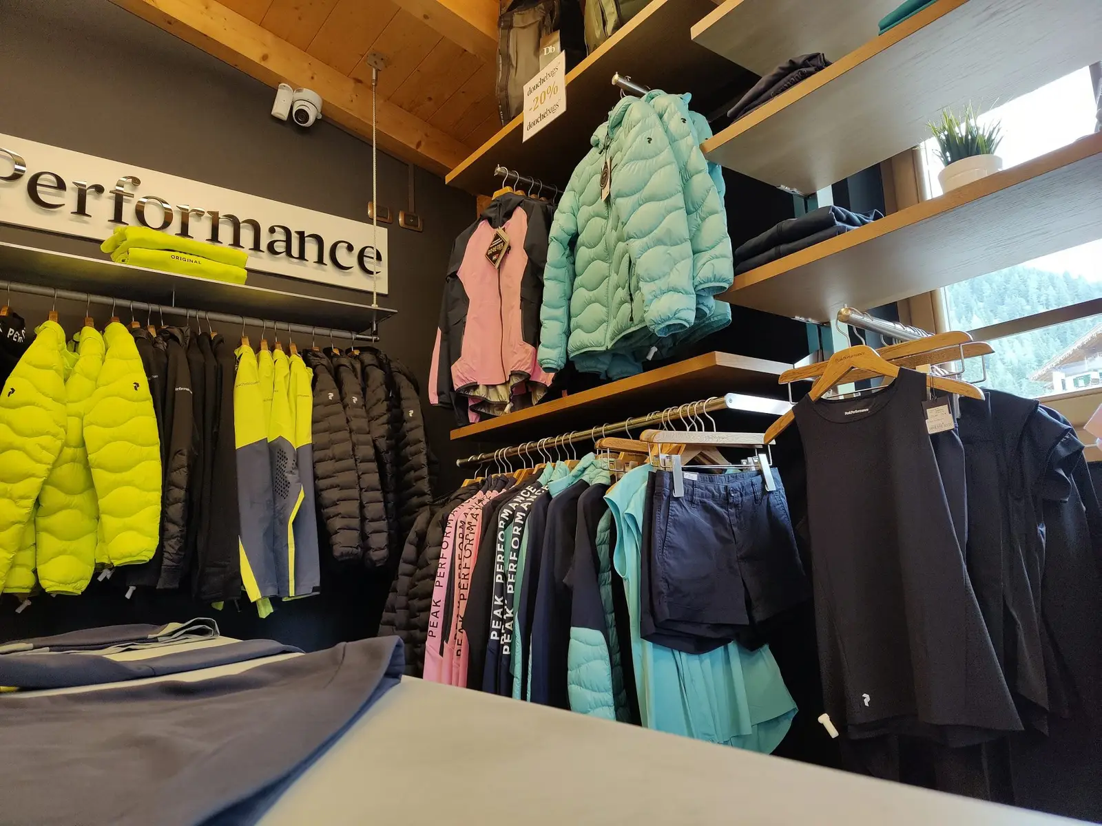 Interno del negozio: piumini Peak Performance e abbigliamento da donna