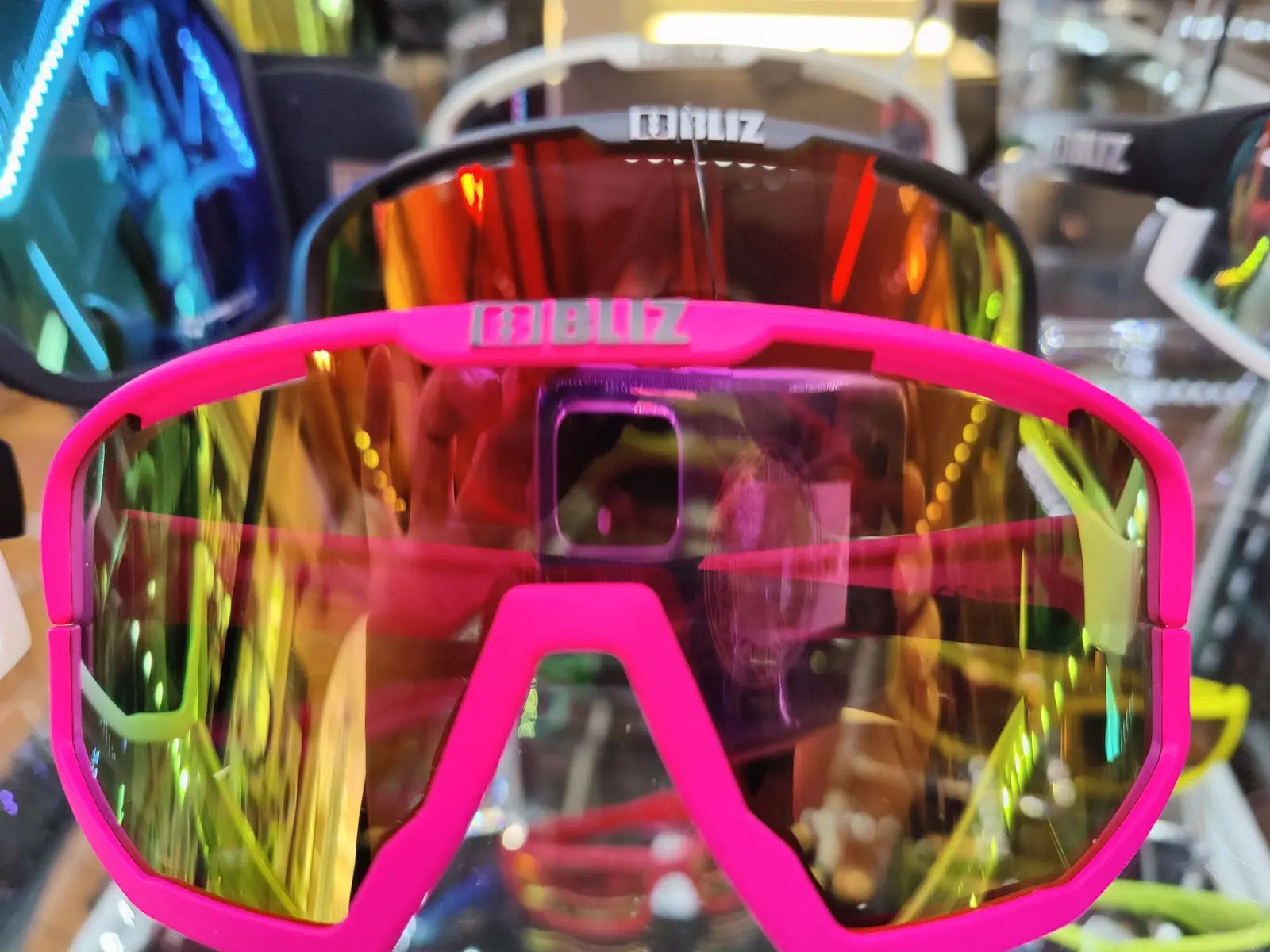 Primo piano di occhiali sportivi Bliz rosa