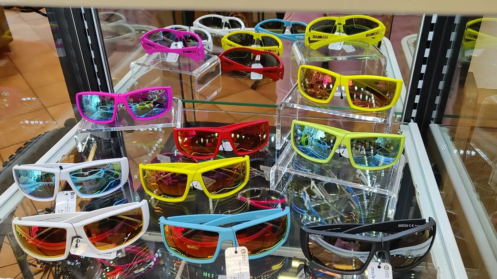 Vetrina con occhiali sportivi colorati