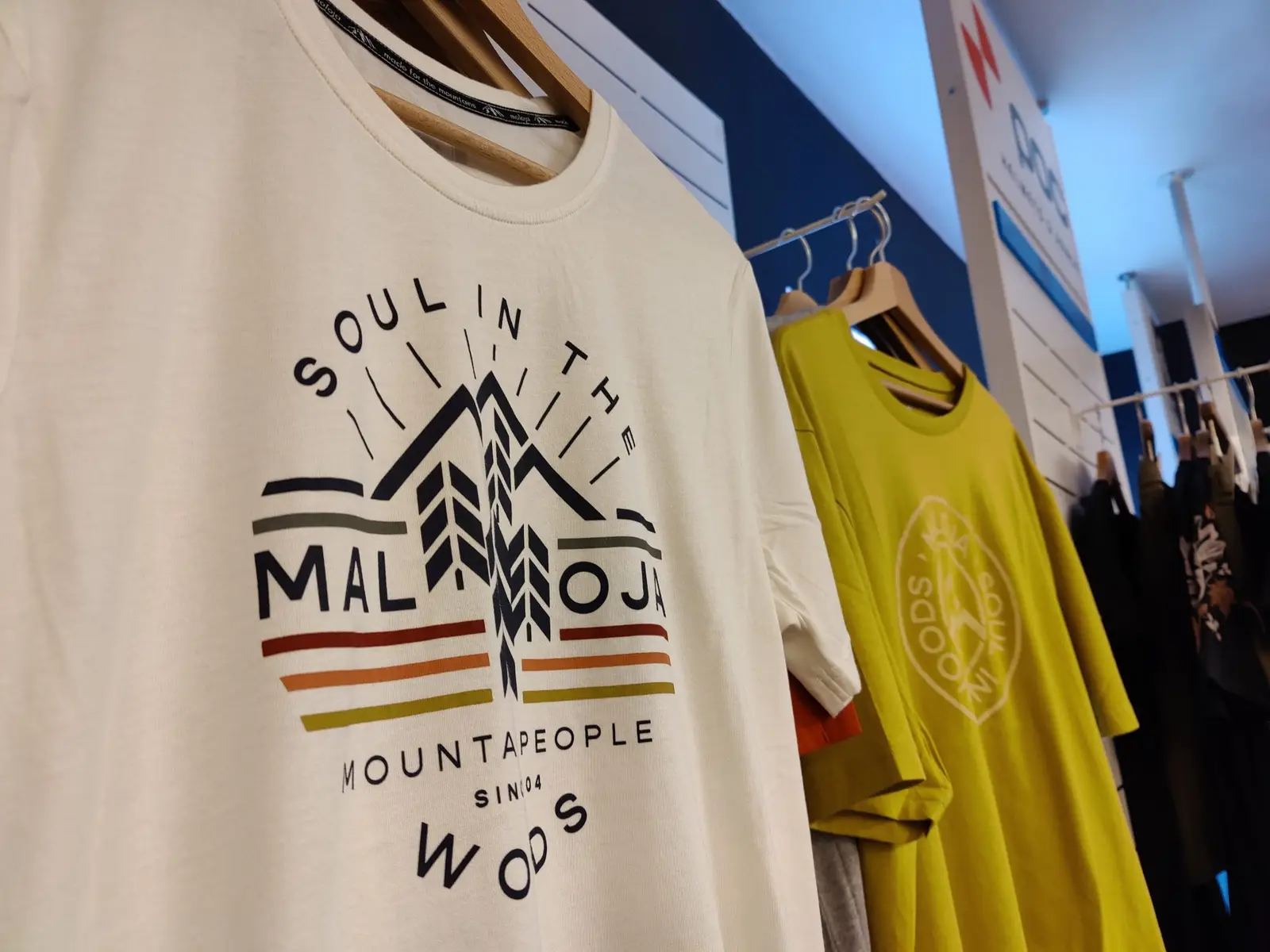 Maglietta Maloja “Soul in the woods” su una gruccia
