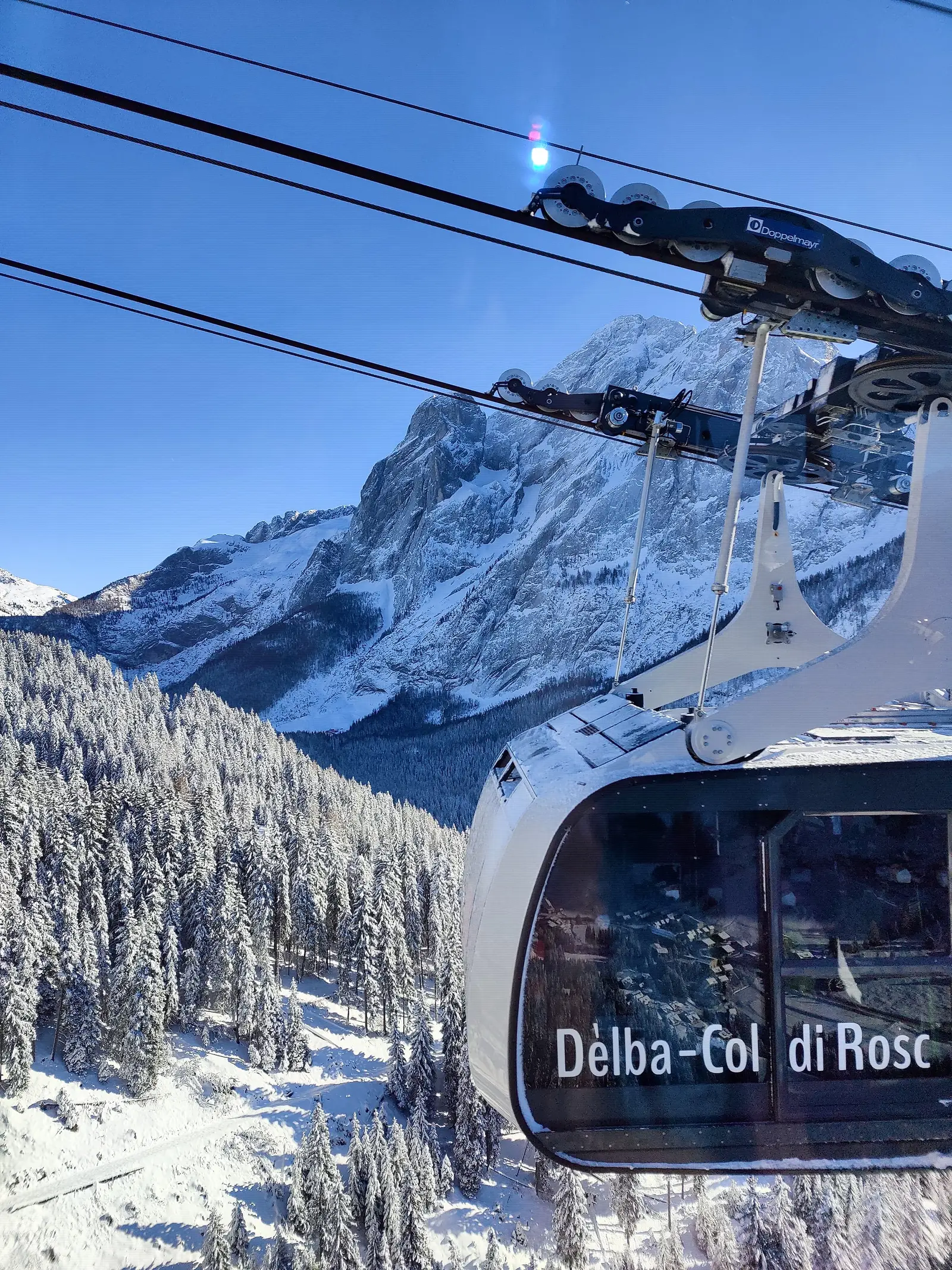 Seilbahn Dèlba-Col di Rosc in Canazei im Winter