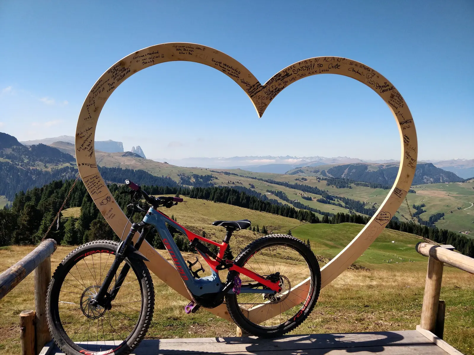 E-Bike in einem Herzrahmen mit Dolomitenblick