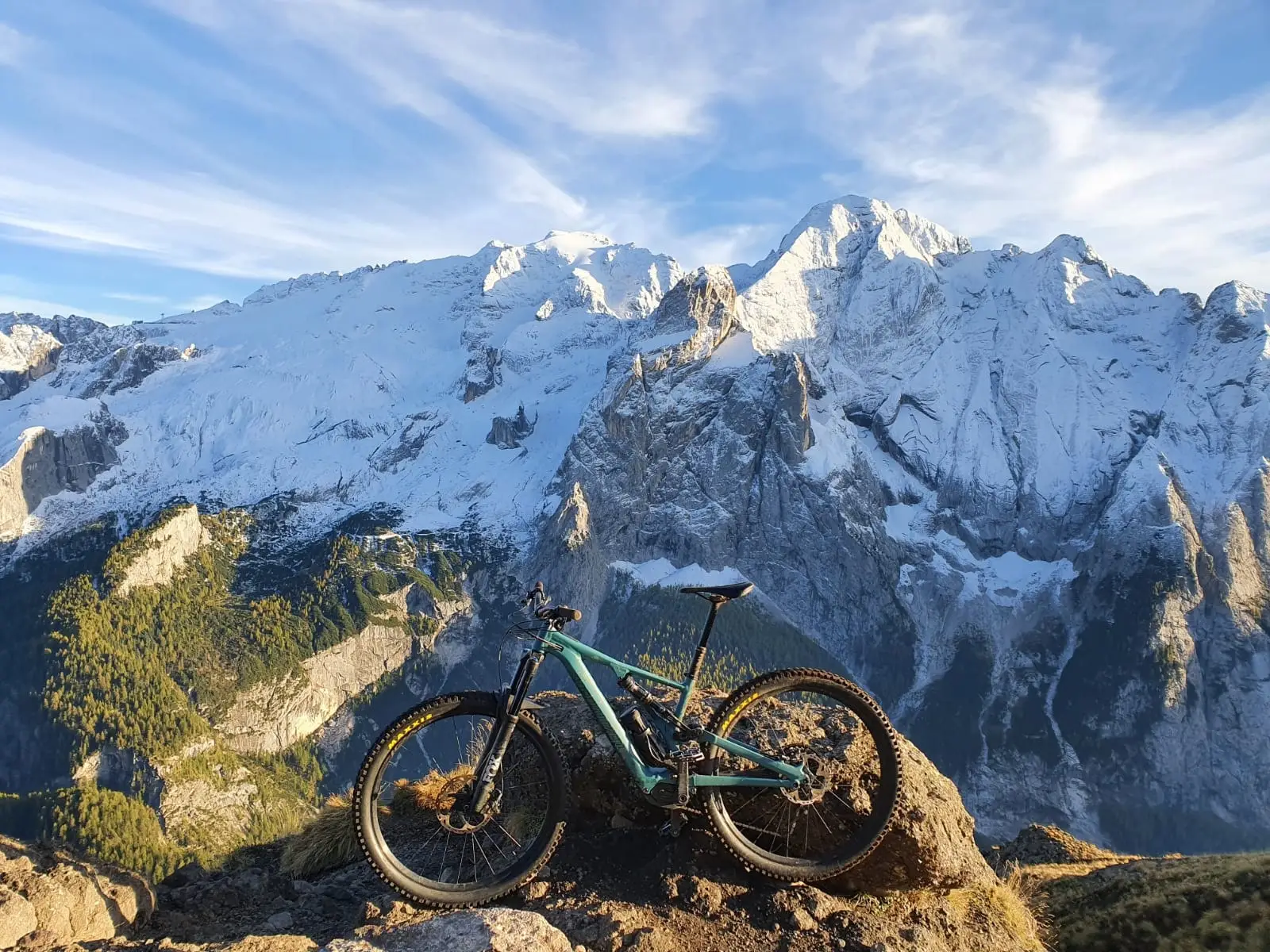 E-bike su una roccia davanti alla Marmolada