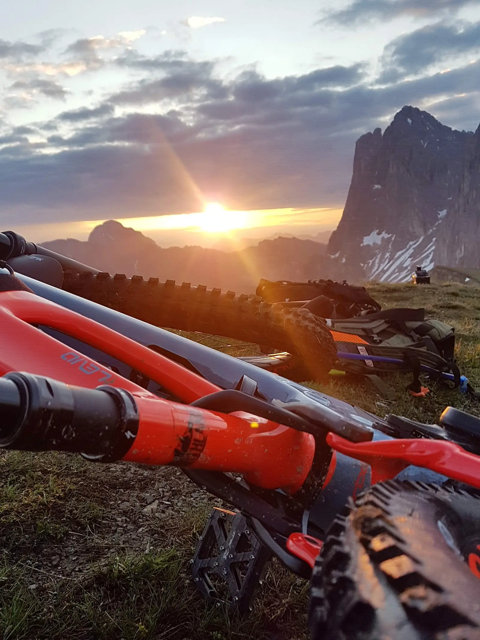 E-Bike bei Sonnenuntergang in den Bergen