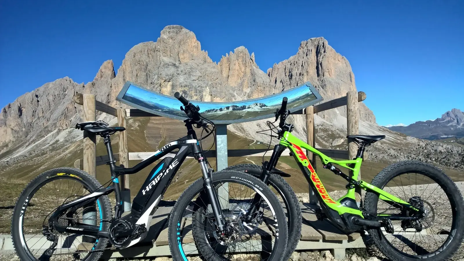 Zwei E-MTBs vor dem Langkofel