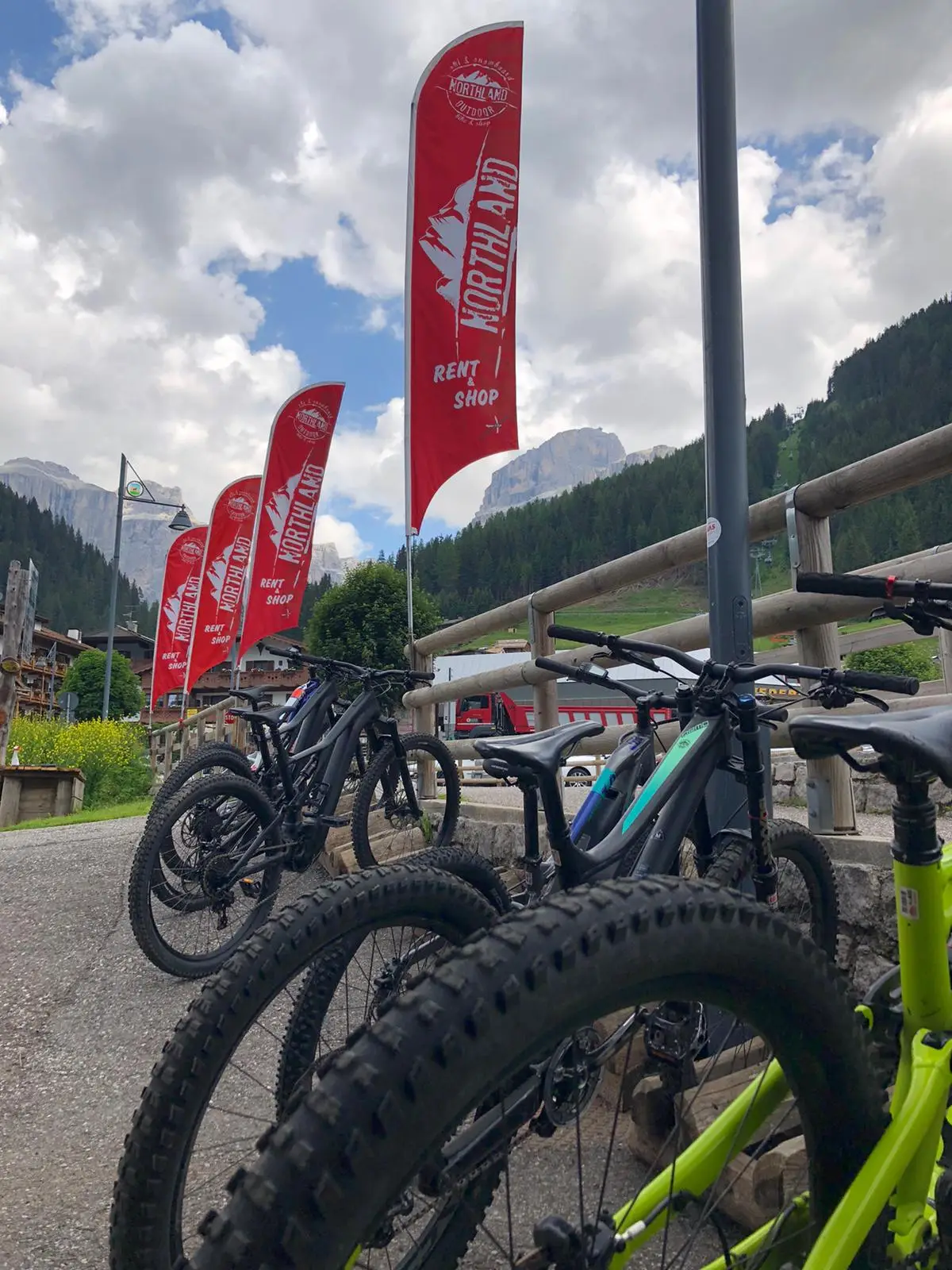 E-bike a noleggio in fila davanti al negozio sotto le bandiere rosse Northland