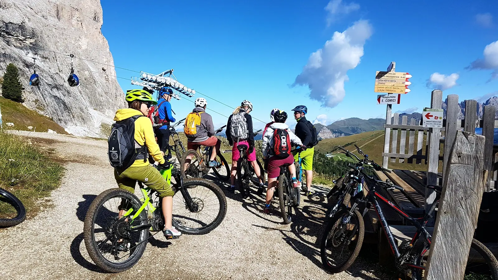 Mountainbike-Gruppe an einer Liftstation