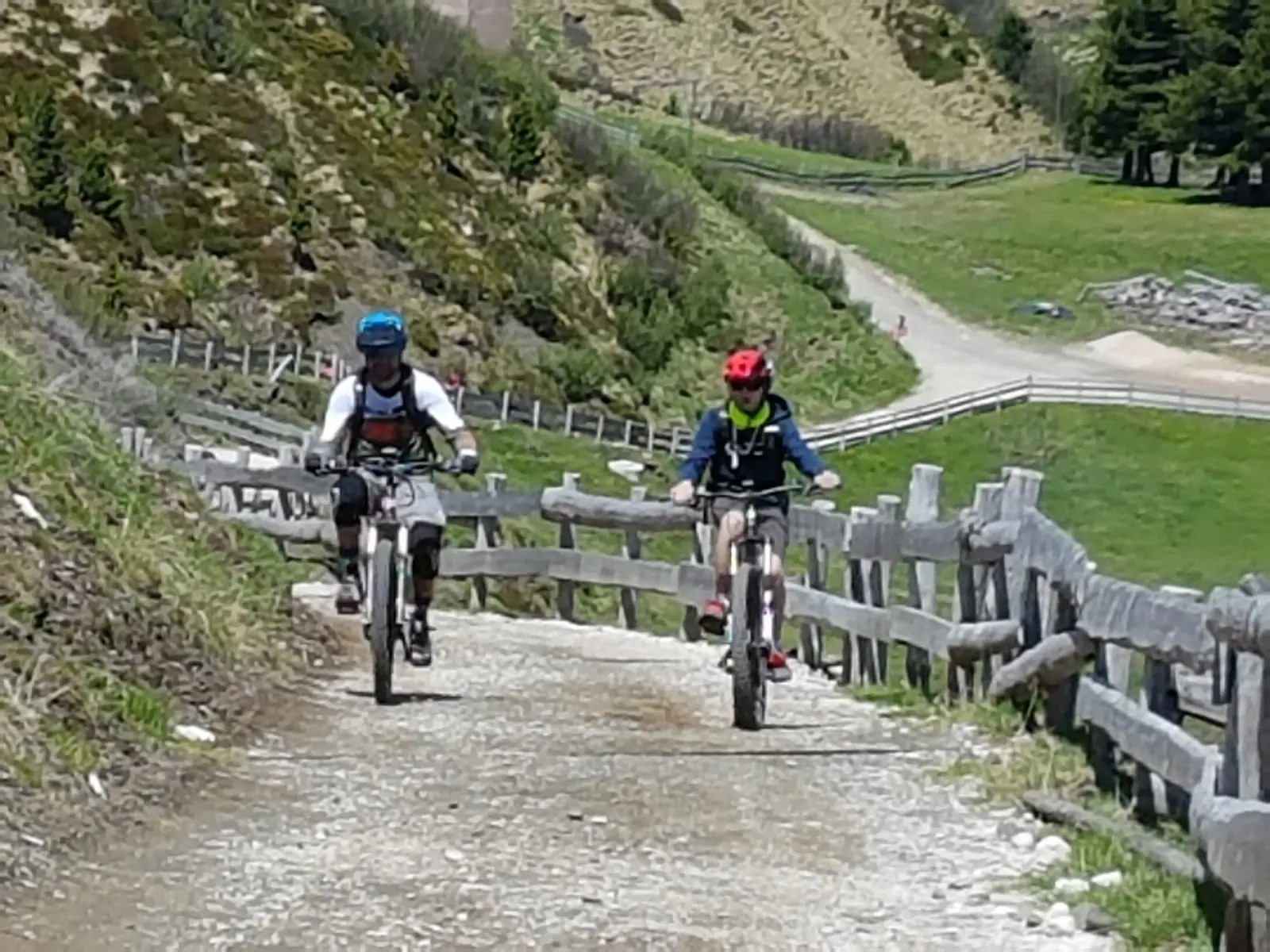 Zwei Biker auf einem Schotterweg
