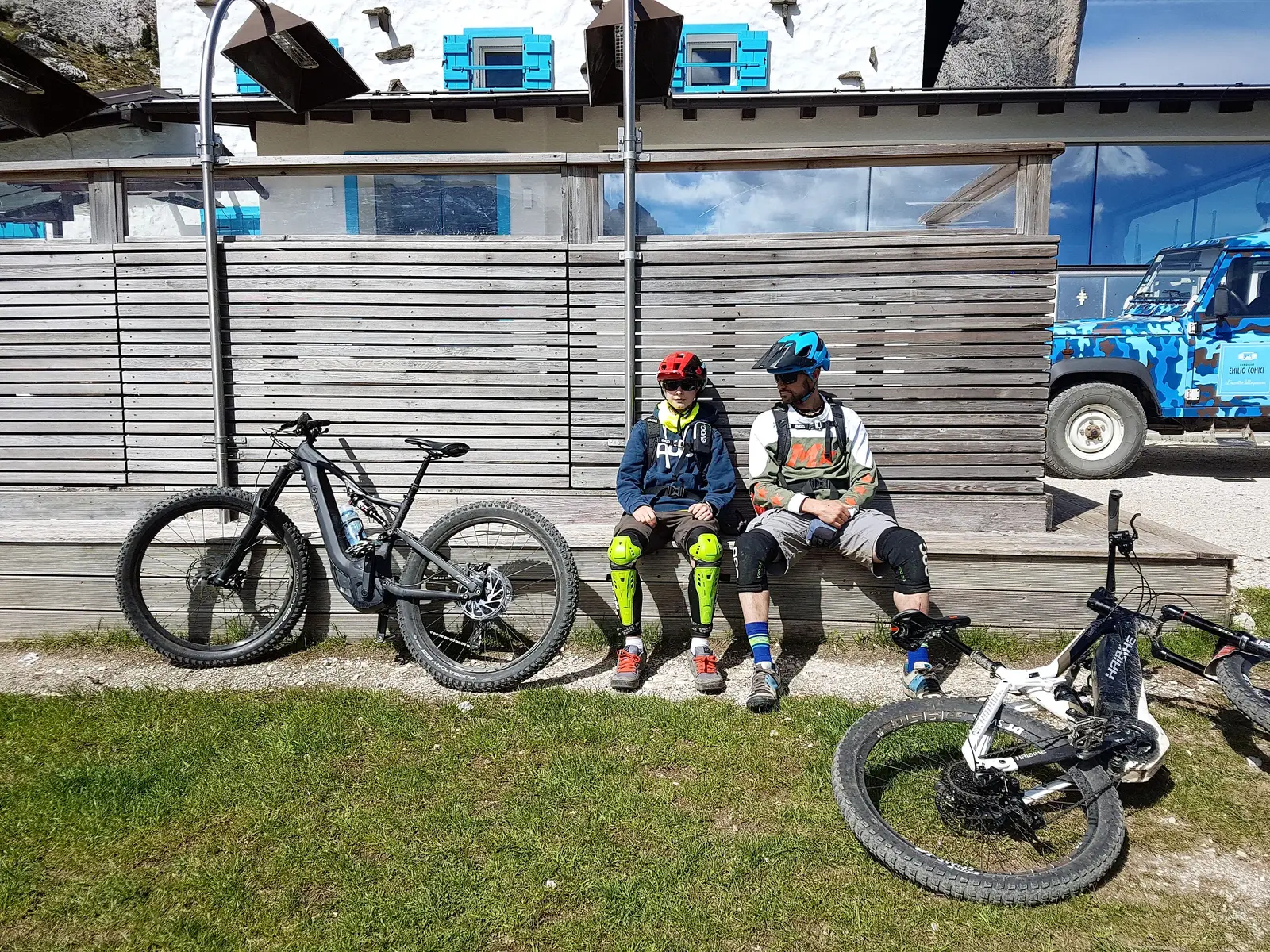 Biker bei einer Pause vor einer Hütte