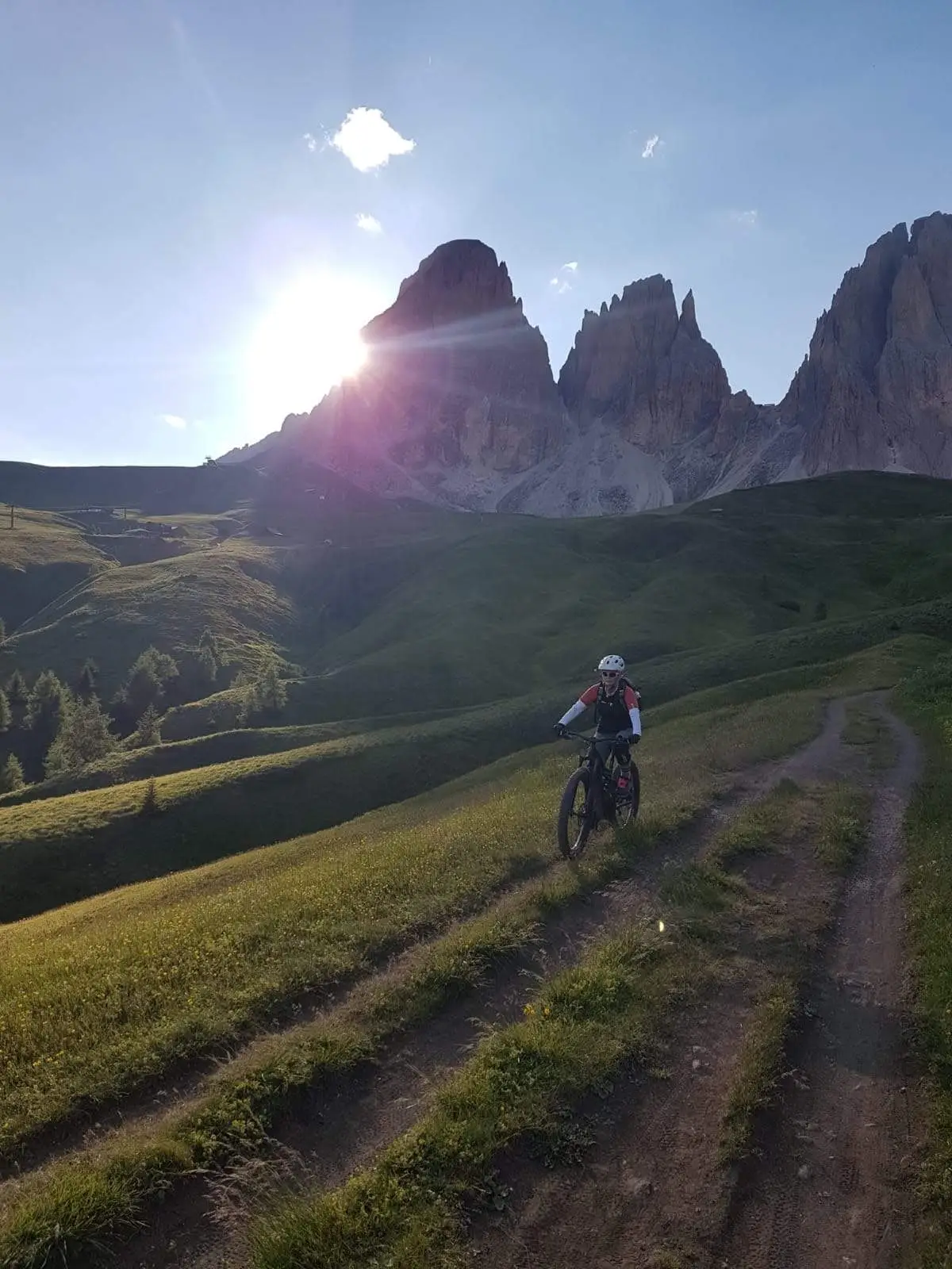 Biker sul sentiero sotto il Sassolungo controluce