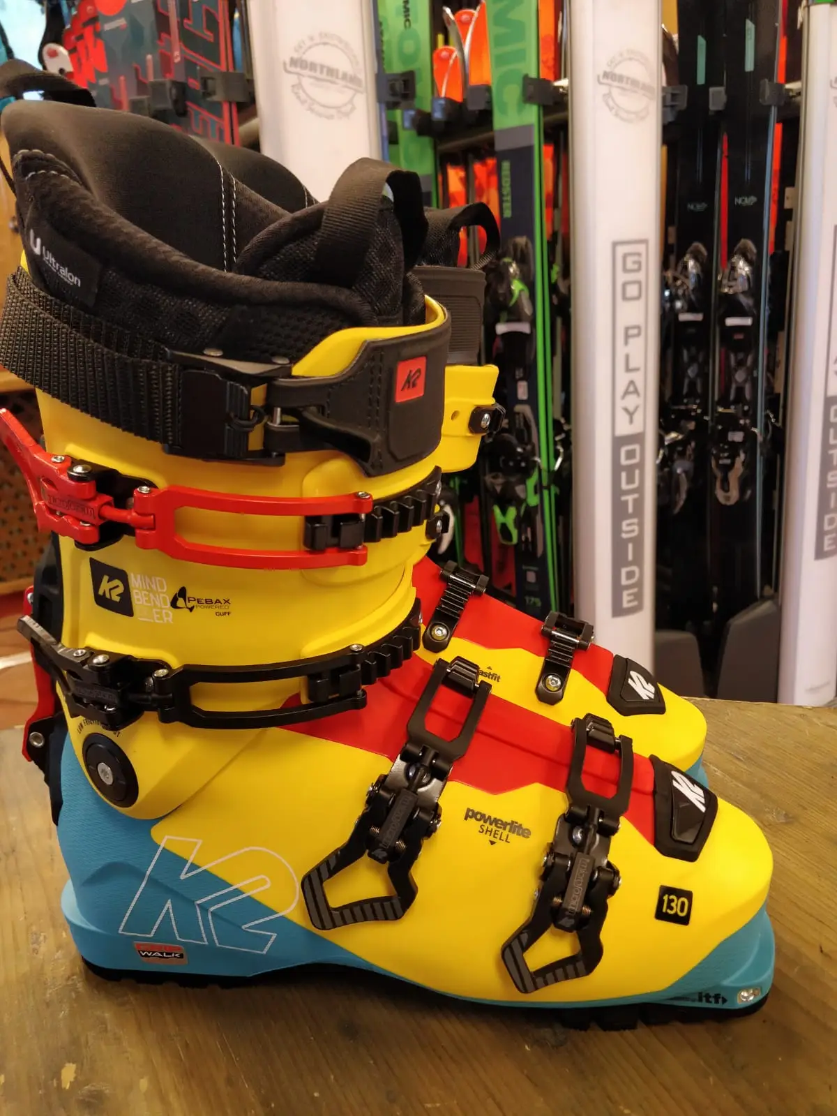 Scarpone da sci K2 giallo e rosso su uno scaffale del negozio