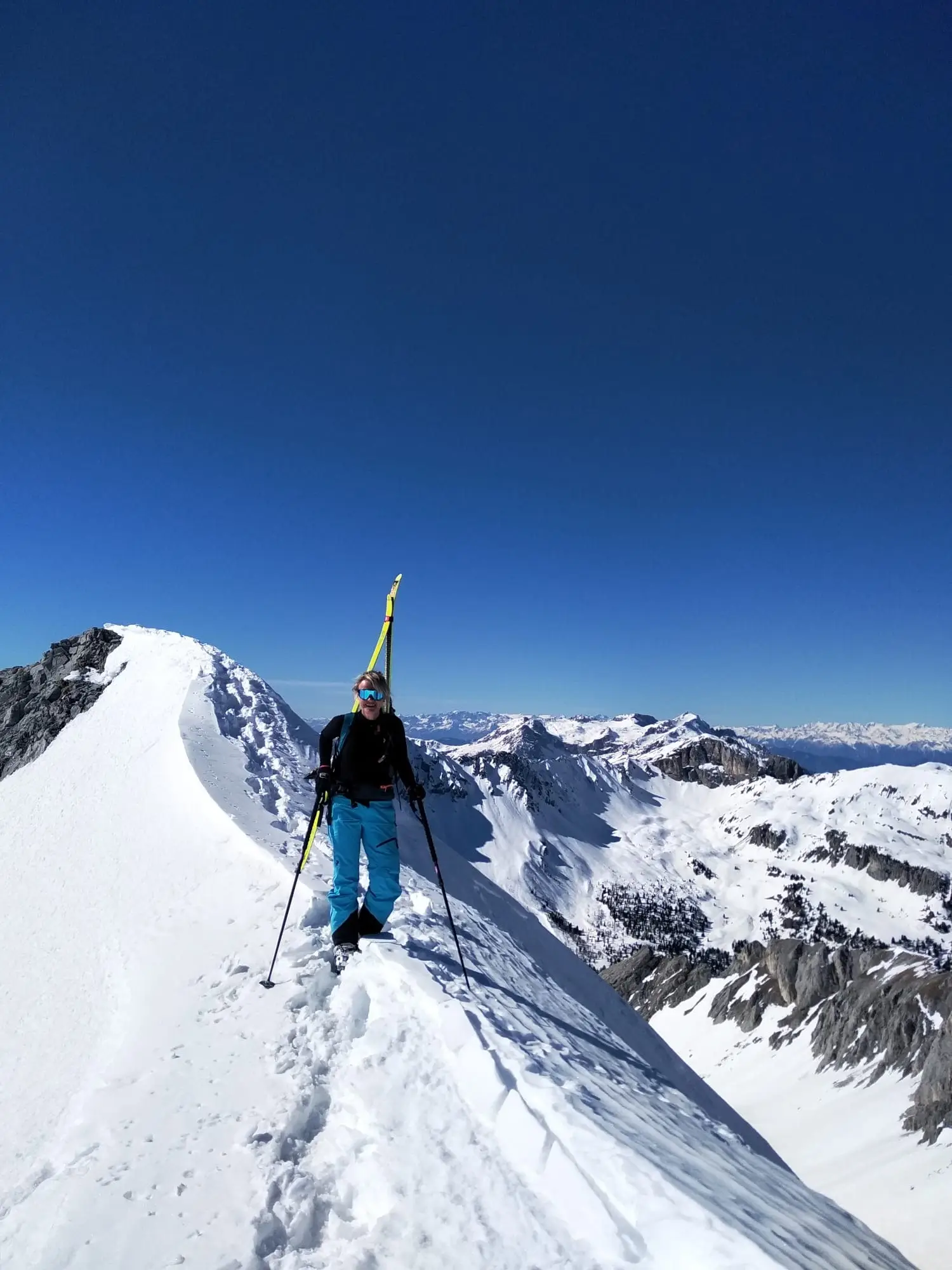 Scialpinista sulla cresta innevata