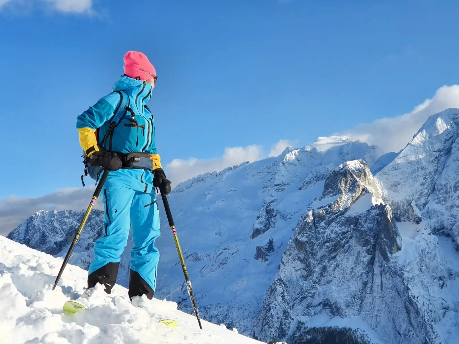 Skitourengeherin vor der verschneiten Marmolata