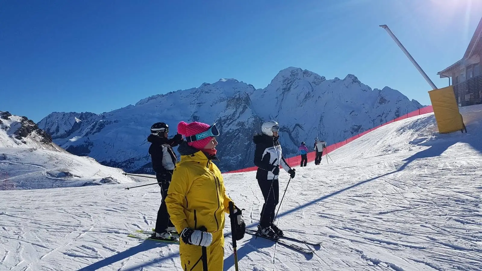 Sciatori in cima alla pista davanti alla Marmolada