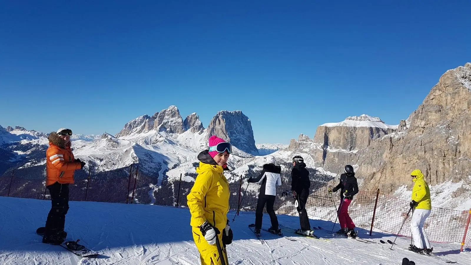 Skifahrer auf der Piste mit Blick auf den Langkofel