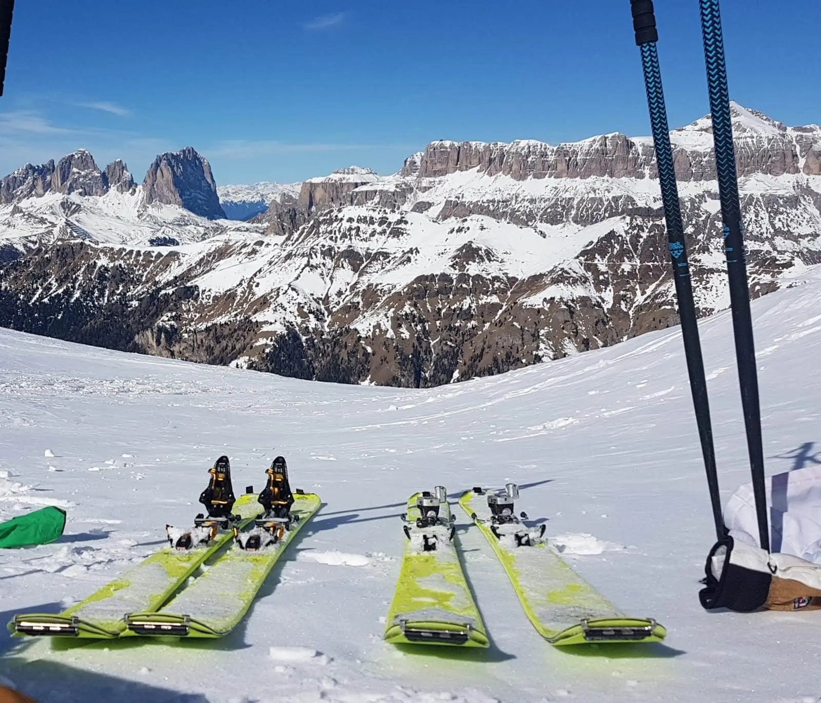Sci da scialpinismo nella neve con vista sul Gruppo del Sella